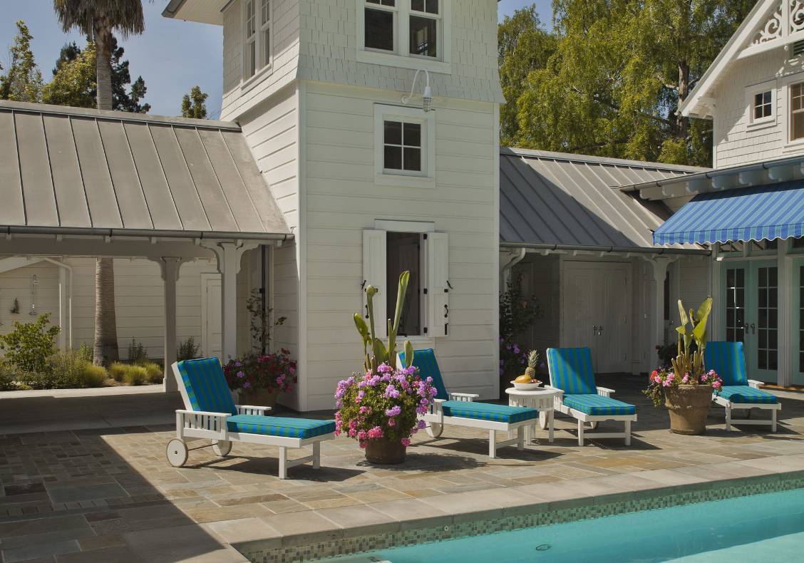 The focal point of the house is a tower, which is developed as a shuttered space without windows and serves as a serving area for the pool.