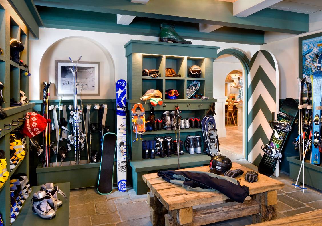 Entry vestibule ski room