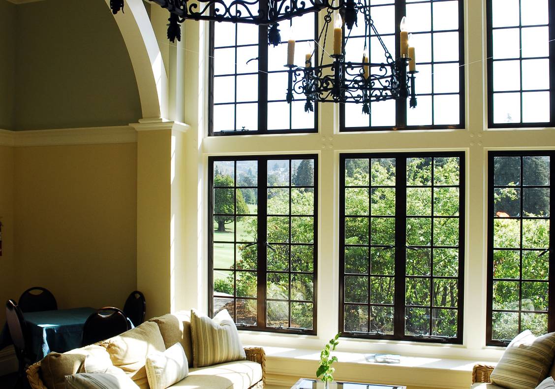 Large amounts of glazing and simple, clean interior detailing give the new Women's Lounge a slightly more modern feel, while choice details such as the large wrought iron chandeliers add their old-world charm.