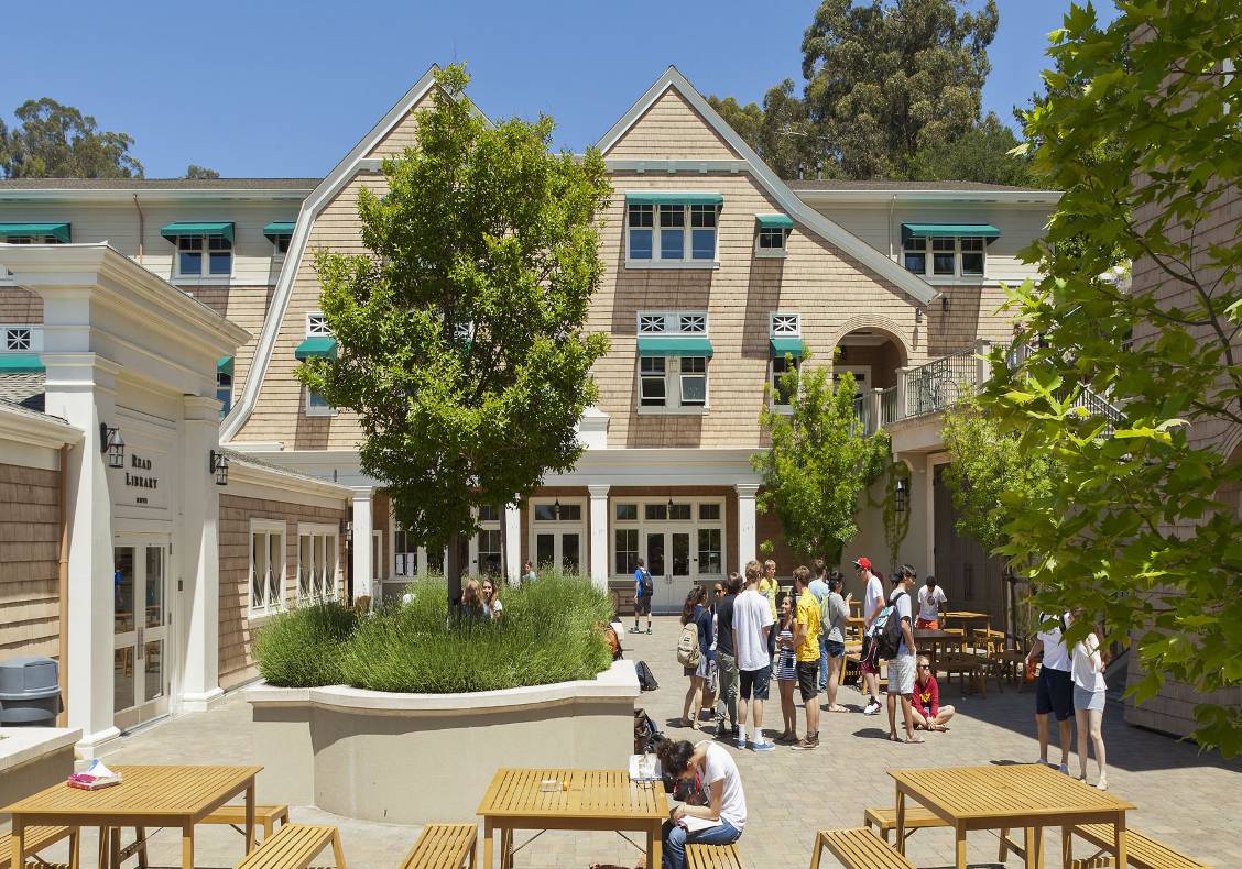 A central courtyard or “close” is the place where students and faculty meet and interact between classes.  This sunny courtyard replaced narrow, dim interior corridors as the student gathering spaces.