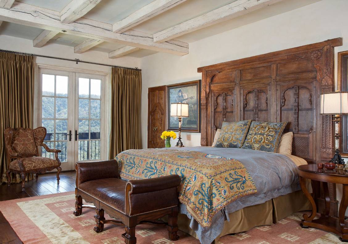 Each room has a distinctive ceiling form and incorporates exotic architectural fragments such as Afghan woodwork or specially-carved Mexican fireplaces.