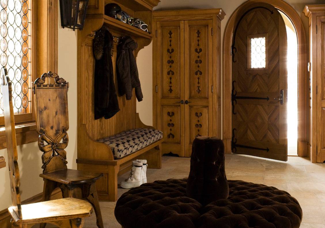 Leaded glass doors and windows lead to the generous main foyer where snow-laden skiers can shed their wet clothes and stow their skis in the nearby equipment room.